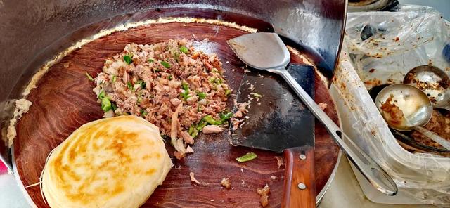 风陵渡黄河桥头的饼子夹肉,和西安肉夹馍不一样