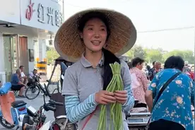 26岁河南妮火遍全网，离婚后一人撑起老弱病残的家图片