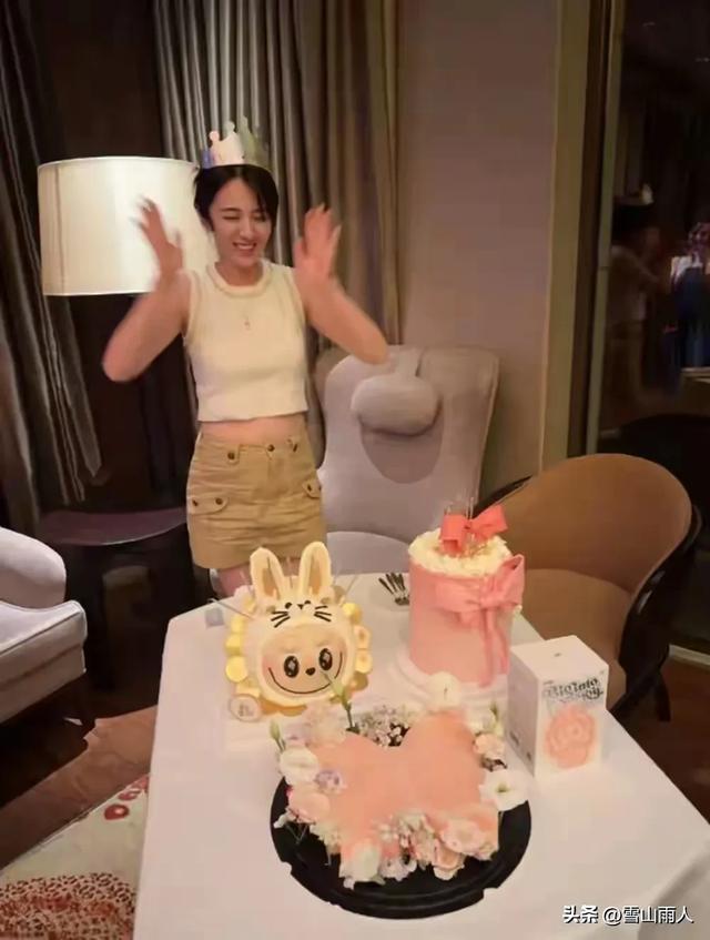 俞灏明王晓晨欧洲度蜜月，老公弯腰拍照很贴心，王晓晨孕相藏不住