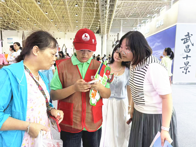 “红马甲”扮靓中国文化旅游产业博览会