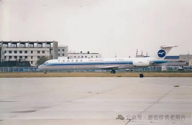 2002年，北京首都机场的飞机