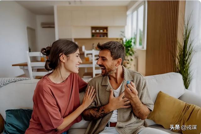 别瞎激动！婚前同居也算家人，但不等于结婚，这波结婚反弹藏猫腻