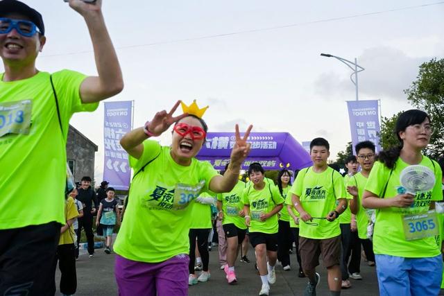 “夏夜逐光 悦动双屿”2025六横荧光徒步活动活力开走