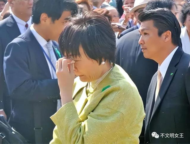 61岁安倍昭恵：丈夫遇刺后搬离婆家，种地疗伤，常去安倍坟前上香