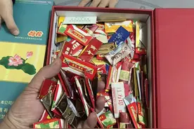 全网疯传的“小学生烟卡”事件：新型校园游戏，正在摧毁年轻人图片