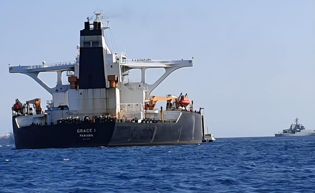 特朗普演都不演了！美军第2次突袭超级油轮，硬抢中国180万桶原油