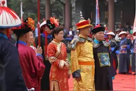 大清已经亡了106年，“乾隆7世孙”仍穿龙袍祭祖，家里金碧辉煌图片
