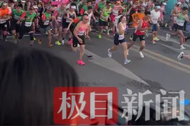 荣昌区委书记高洪波跑完半马，为选手颁发卤鹅奖品，现场有人抱鹅参赛图片