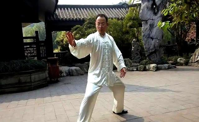 58岁大叔爱练八段锦，一年后心脏出问题，原因让人意外