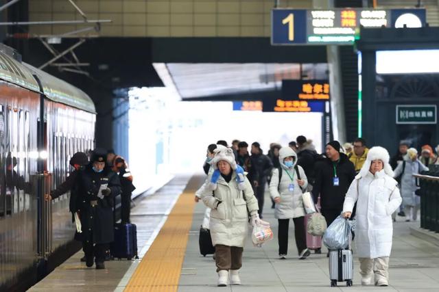 “哈尔滨”的移动城堡 尽享奢华！有观景天窗的豪华专列！