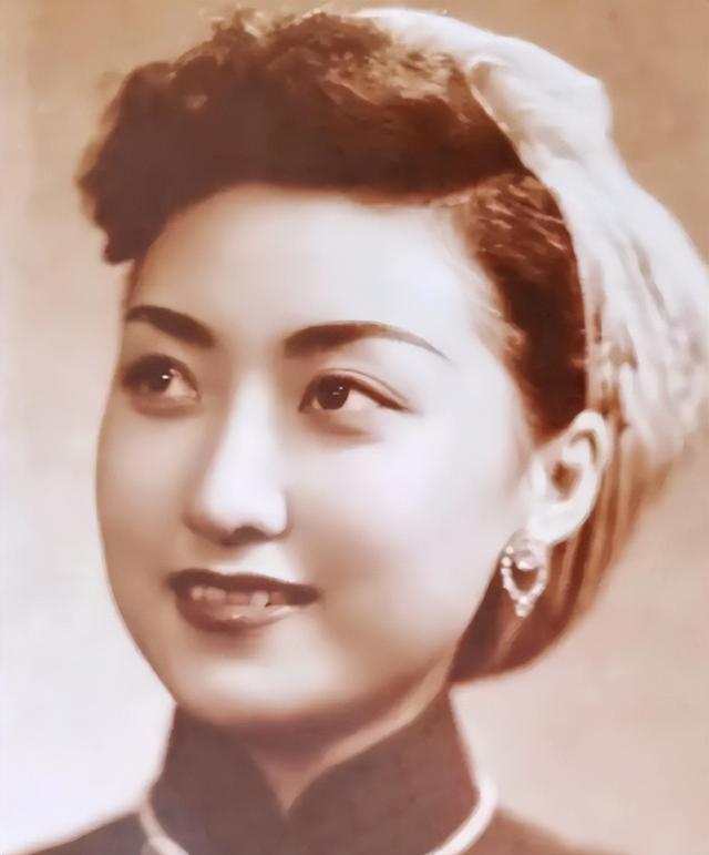 1947年，两位旗袍美女的合影，右边的微胖女孩，蒋经国追了一辈子