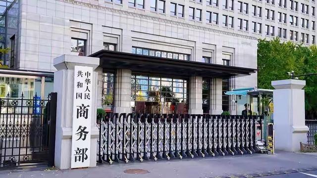 中国重击美国，又抓住大内鬼，还有重大利好，特朗普笑不出来了