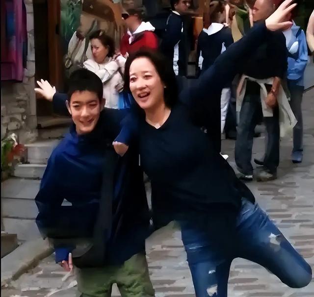 她是国家一级女演员，多次给丈夫戴绿帽，重病丈夫坐轮椅也不离婚