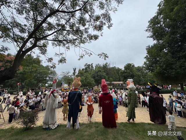 武汉野生动物王国“虎”力全开，国庆游客爆棚