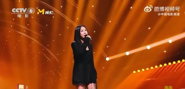 2025年大湾区晚会简直就是一张照妖镜，塑料歌手齐上阵，太搞笑了