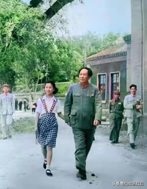 毛主席一家四口合影，四人脸上全是笑意，李讷紧挨毛主席