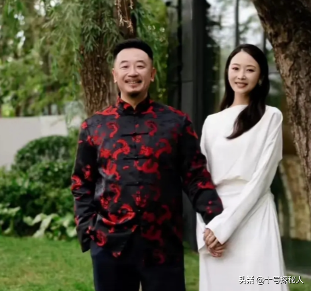 嫁给落魄时的黄海波，任劳任怨养夫多年	，曲栅栅现终于苦尽甘来