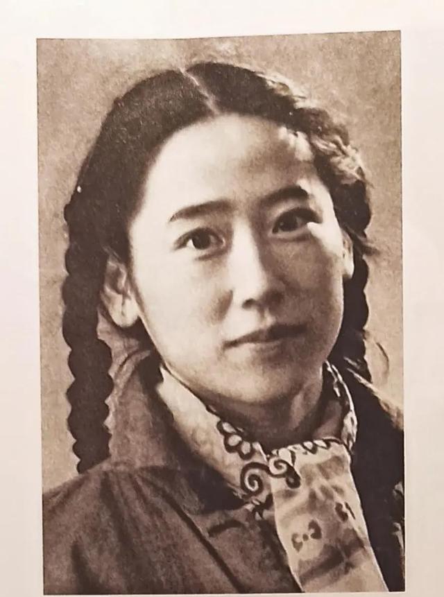 1993年，李鹏总理和夫人朱琳，在北京家中唱卡拉OK，一张珍贵留影