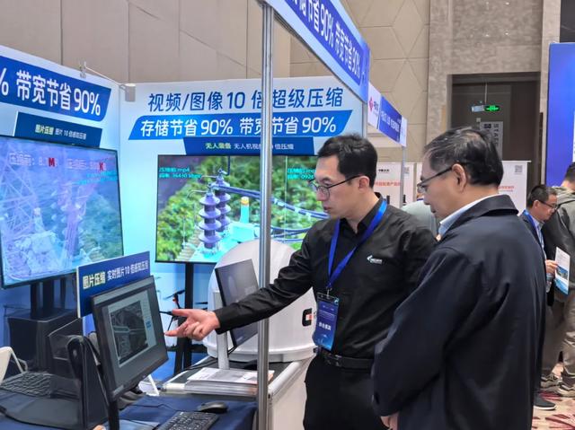 飞得更远,传得更清!当虹天目无人机伴侣,首次亮相大型电力展