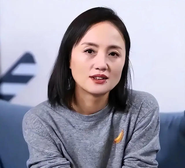 辛柏青消失五个月现身一个举动败坏好感，身边长发美女引人热议