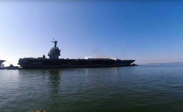 美国新型核动力航空母舰约翰·肯尼迪号开始海试之前最后准备工作