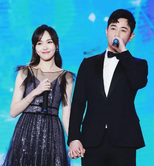 罗晋携任素汐与母亲去祈福