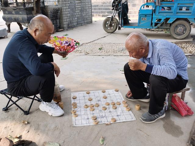 医生发现：那些经常下棋的老人，到六十岁以后，大多变成了这样