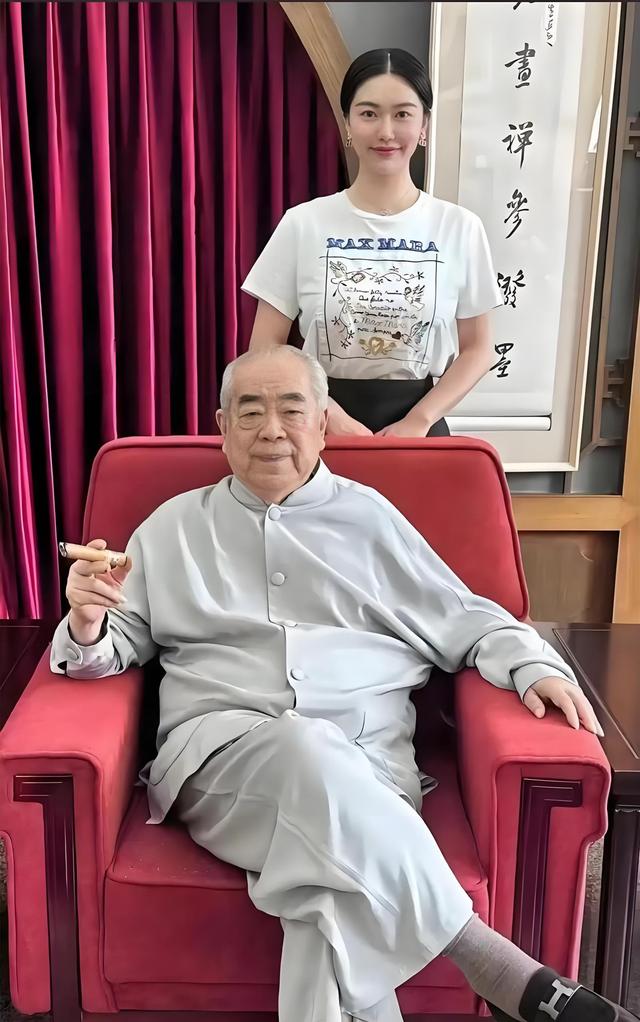 色上一把刀！87岁的范曾没有想到，玩了一辈子鹰却被小家雀啄了眼