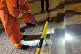 河南安阳：蛇出没“扰民” 消防员连续两天擒拿放生图片