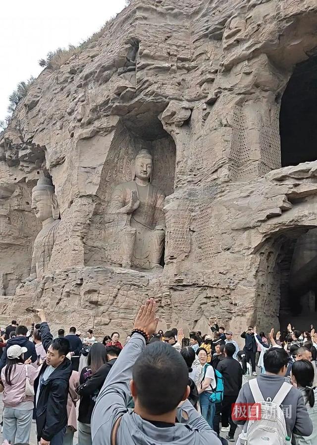 云冈石窟开启人从众模式，多日发布限流预警，该地节前还为游客带来一场北魏文化与现代时尚的跨界盛宴