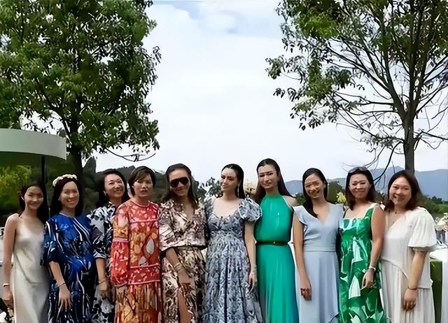 霍震霆没想到，44岁儿媳郭晶晶再次官宣喜讯，让整个阔太圈沉默了