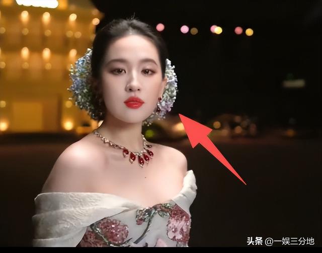 北京红毯，摔跤、独眼龙造型、礼服搭棉鞋，走秀反成大型灾难现场