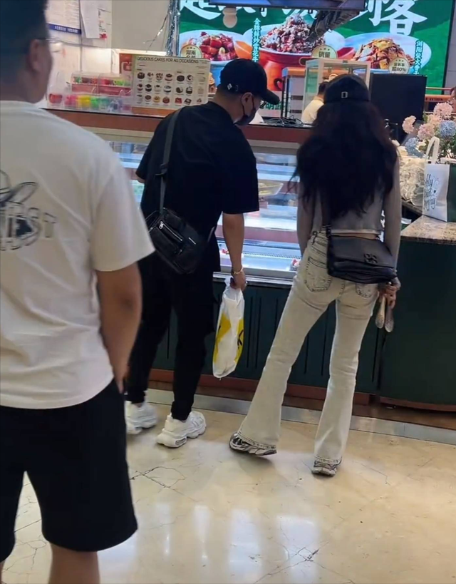 汪峰与森林北日本买药被拍，女方膝盖满是瘀青，身材比例引争议