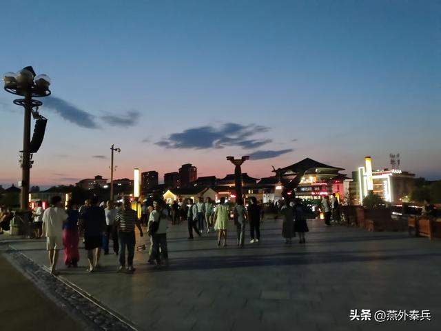 华清宫外的夜色，是文旅的尴尬，居民的闲娱，游客的懵逼