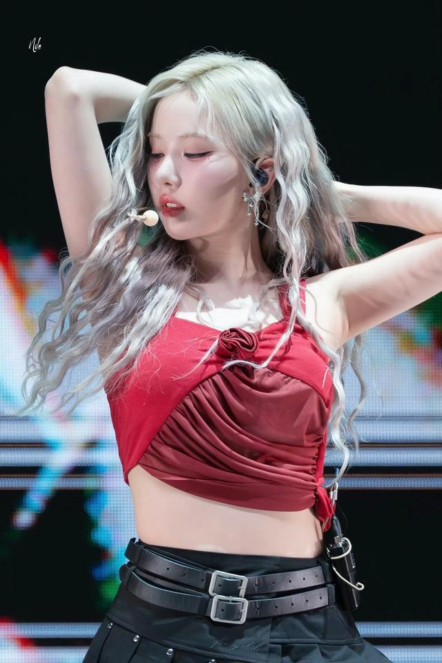 韩国女星丁恩妃大胆的肥腿字母黑色丝袜！个子矮也能这么诱惑吗？