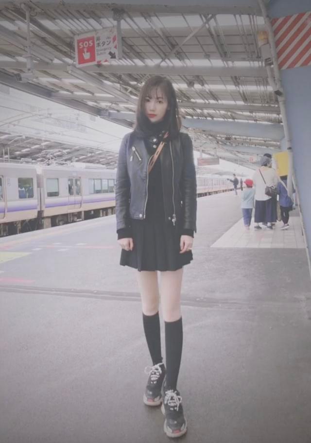 马蓉离开王宝强9年后更美了，走机场不忘秀玉女腿，越活越像明星