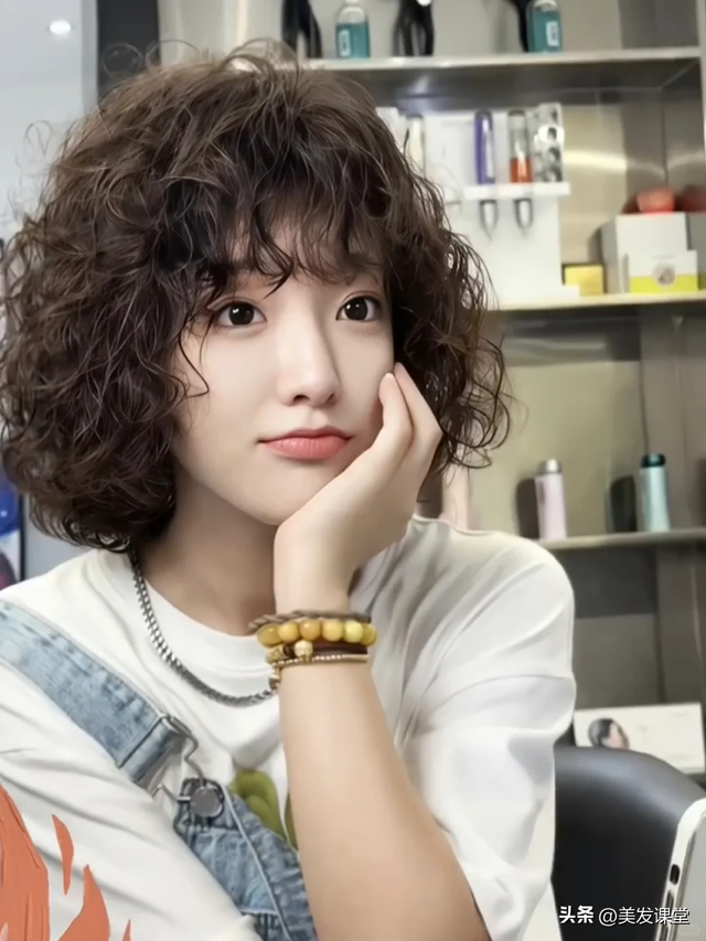 三种很流行的女生烫发发型， 慵懒蓬松很优雅，极具高级感