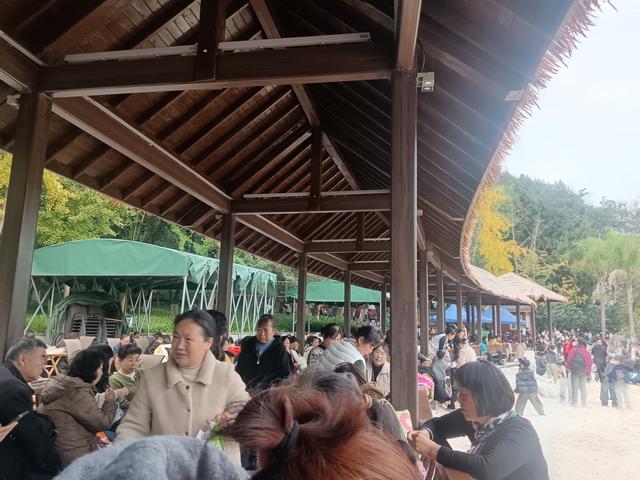 德阳市东湖山公园，周末沙池挤爆了！这遛娃顶流挖沙铲都抢不上