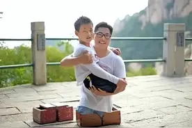 13岁失去双腿街头卖艺，如今事业婚姻圆满，陈州的人生有多励志？图片