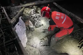 六旬老人深陷淤泥7小时 消防员徒手扒泥成功救援图片