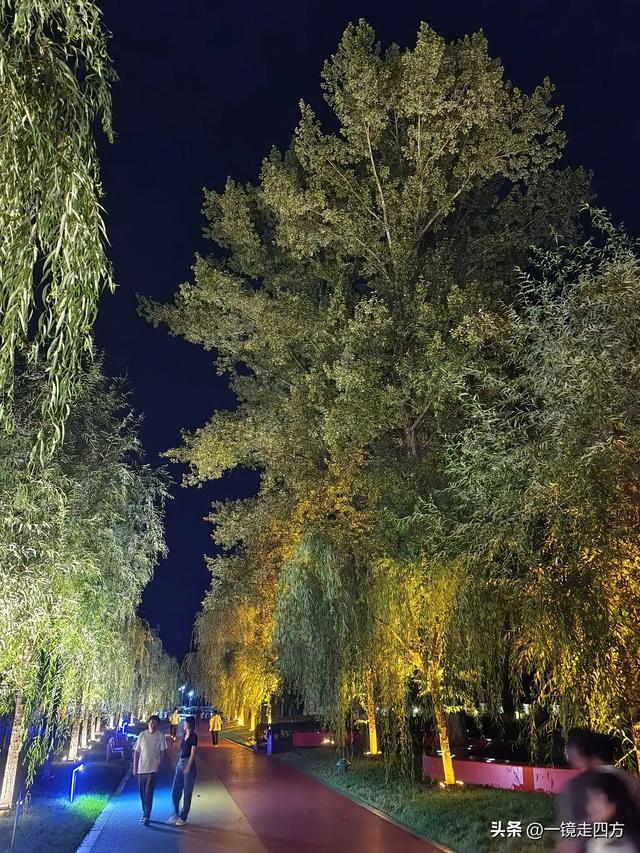 入夜，通化2021年打造的佟佳江旅游度假区灯光亮起，如梦似幻