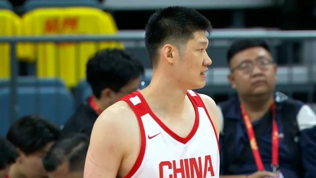 中国男篮完胜！球队评价：多人高分，一将最亮眼，后卫表现平平！