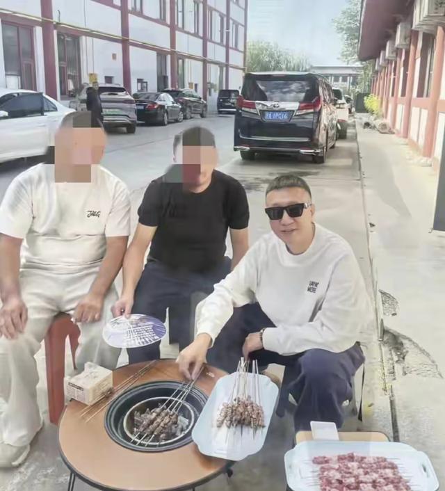 孙红雷和老婆王骏迪到宁夏旅游，在院子烤羊肉串，打扮时尚好贵气