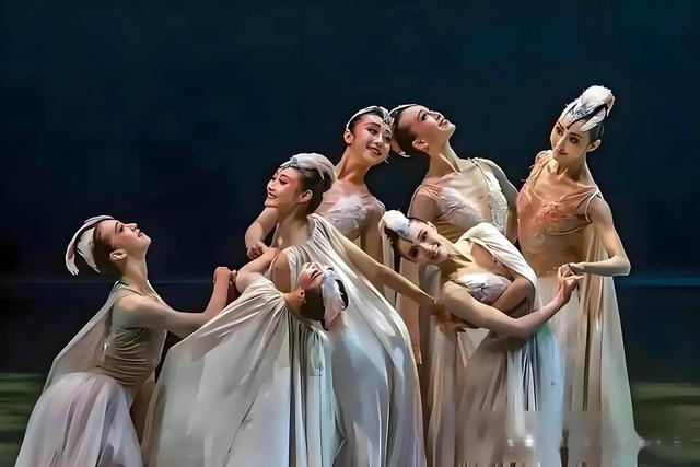 许家印被捕倒台后，恒大歌舞团长白珊珊，居然嫁给了这个男人