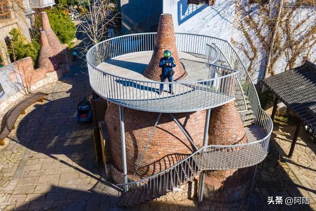 在鸡足山拍到一处神秘建筑,问路边摆摊大姐,听闻答案后大吃一惊