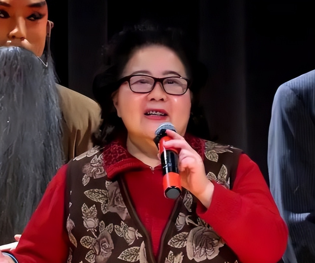 吃里爬外，永不回国？她带领30名演员选择留美，如今年过花甲归来