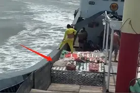 装满砖块和酒瓶！原来菲船队妄图闯岛时，勇敢的中国渔民出动了图片