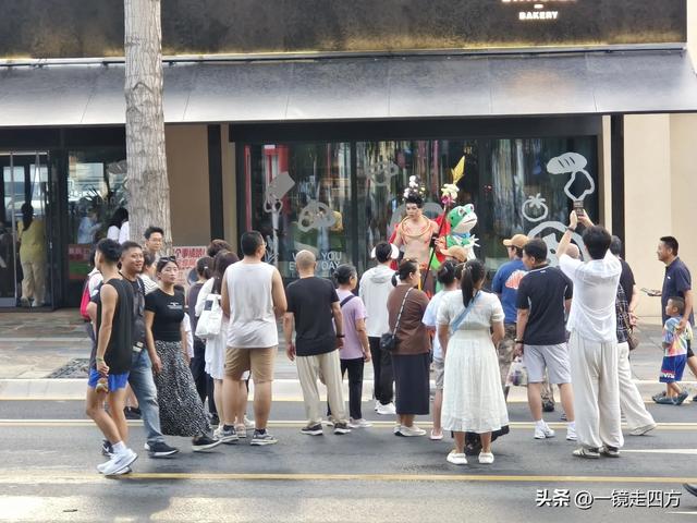 周末16点，长春新民大街又准时变身步行街，市集和舞台开放