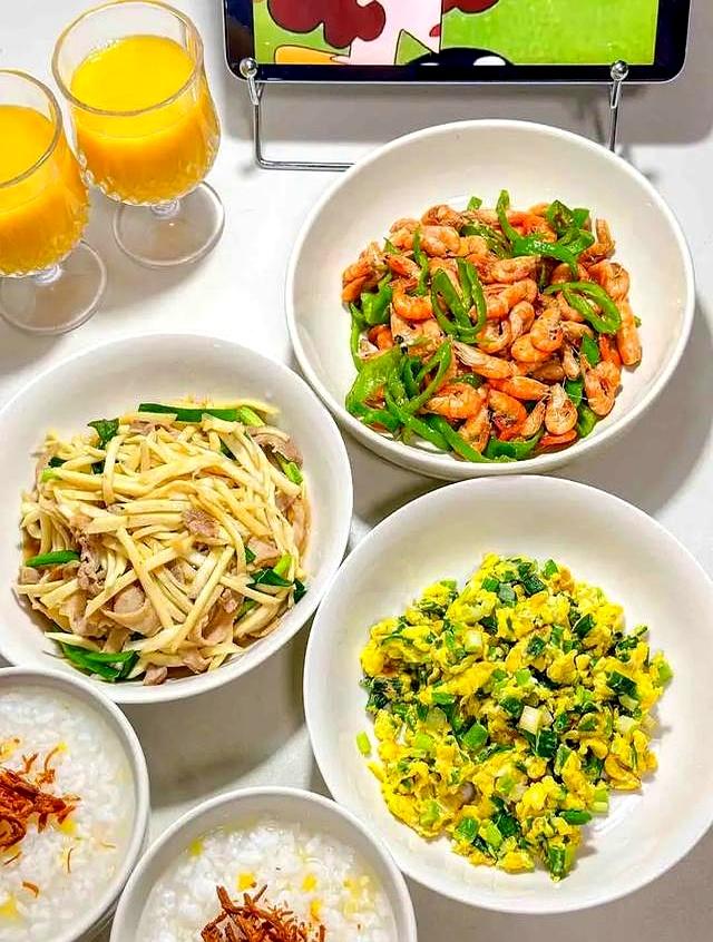 每顿饭两人三个菜	，天天不重样，家有大厨谁还下饭店？