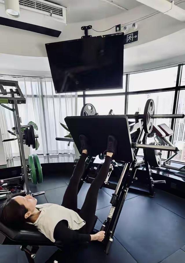 42岁沈佳妮健身照	，腰臀比封神，终于懂朱亚文为啥说生理性喜欢